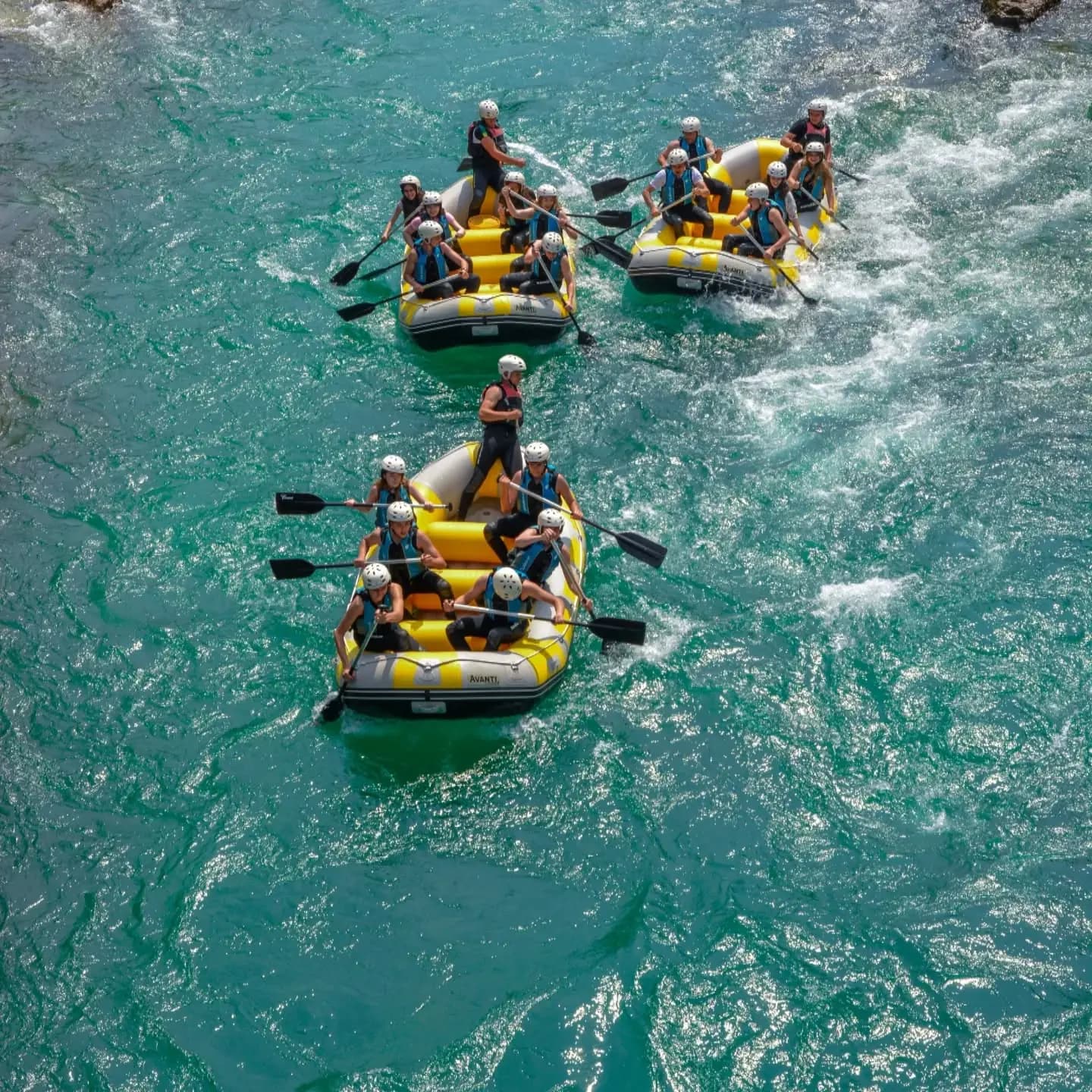 Gruppe på rafting på floden Neretva