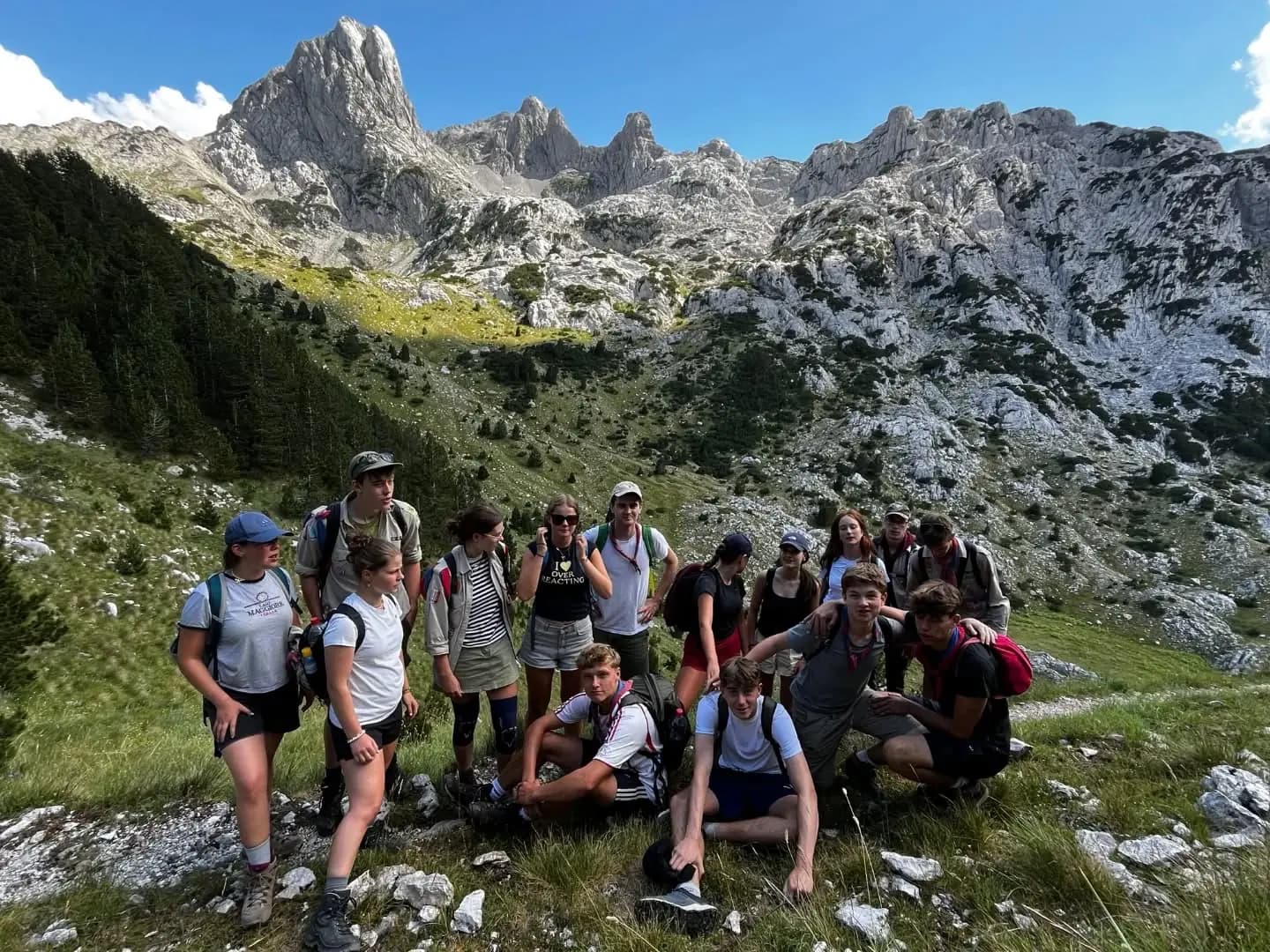 Studiegruppe med guide i bjergene i Bosnien-Hercegovina