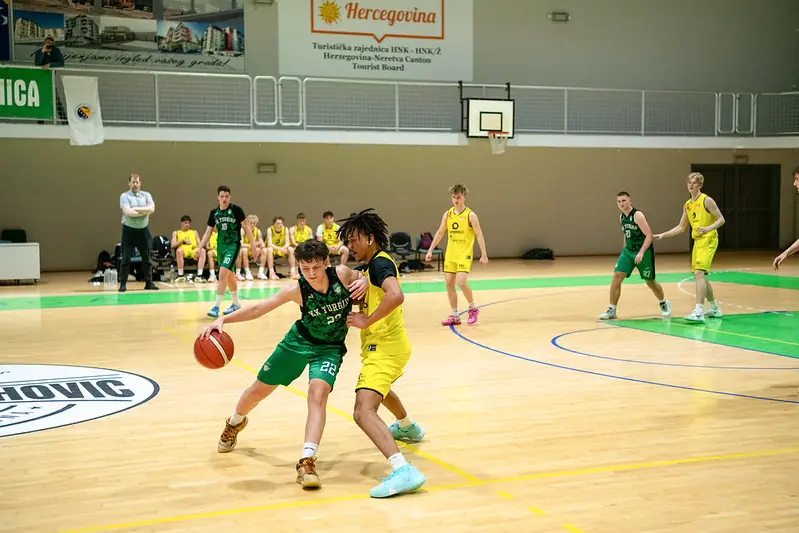 Ungdomskamp i basketball i en bosnisk sportshal