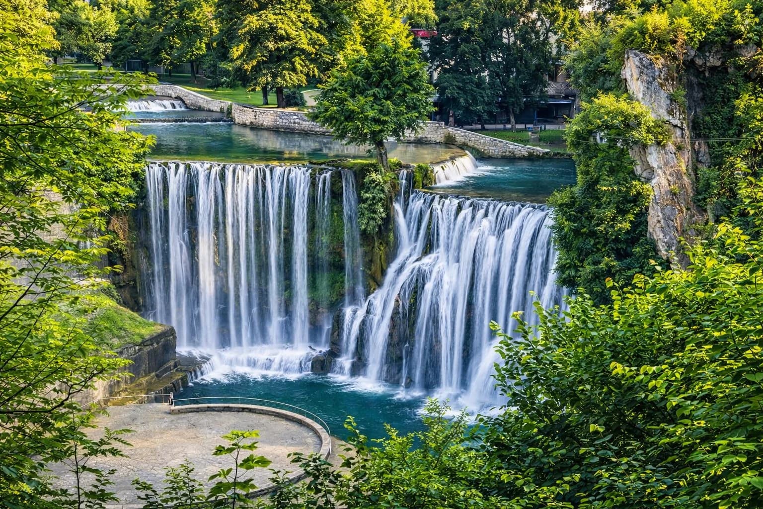 Vandfaldet midt i byen Jajce