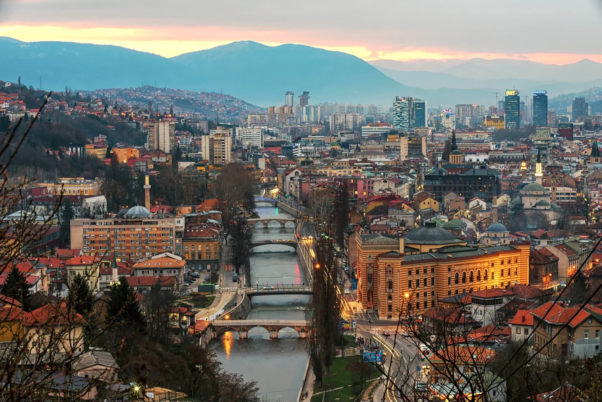 Udsigt over Sarajevo i aftenlys